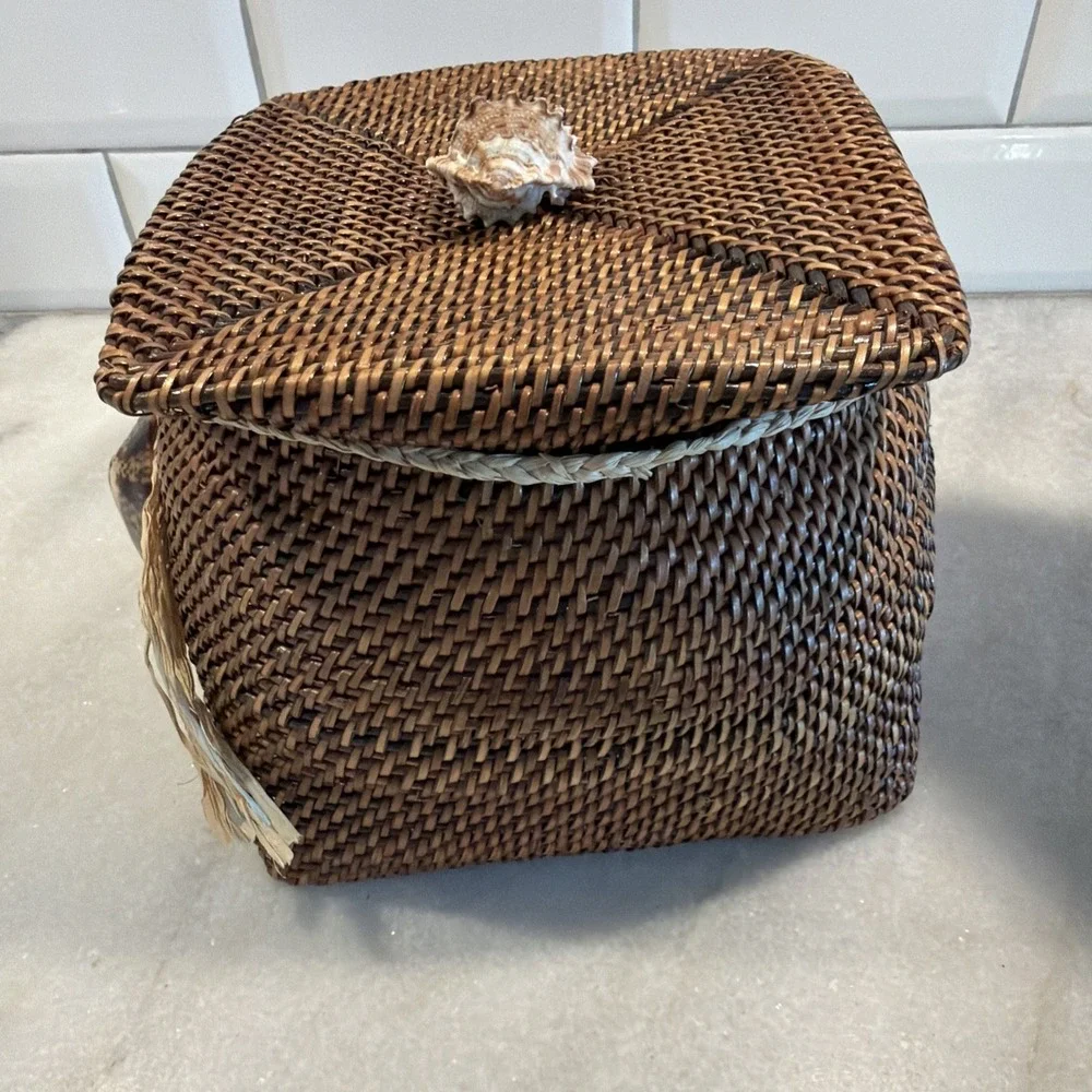 Vintage 1980's Woven Lidded Basket With She'll Decor 003